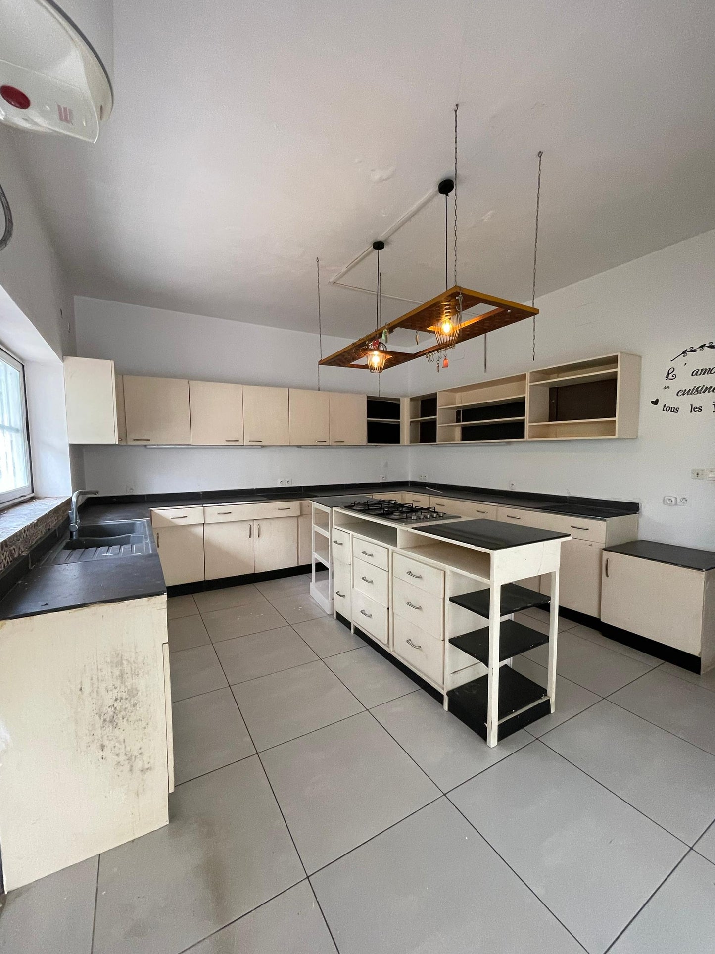 À LOUER – Villa duplex à Kodjoviakopé | 5 chambres, 2 salons, jardin, garage | 600.000 FCFA/mois