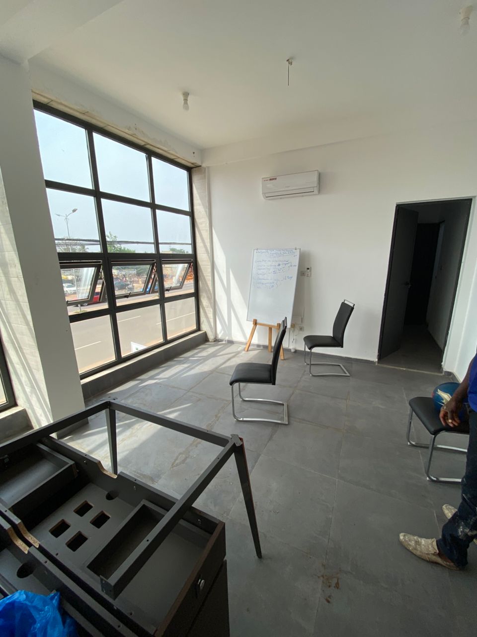 Bureau à louer au bord du goudron à Attikoumé Adinamato – 230000 FCFA