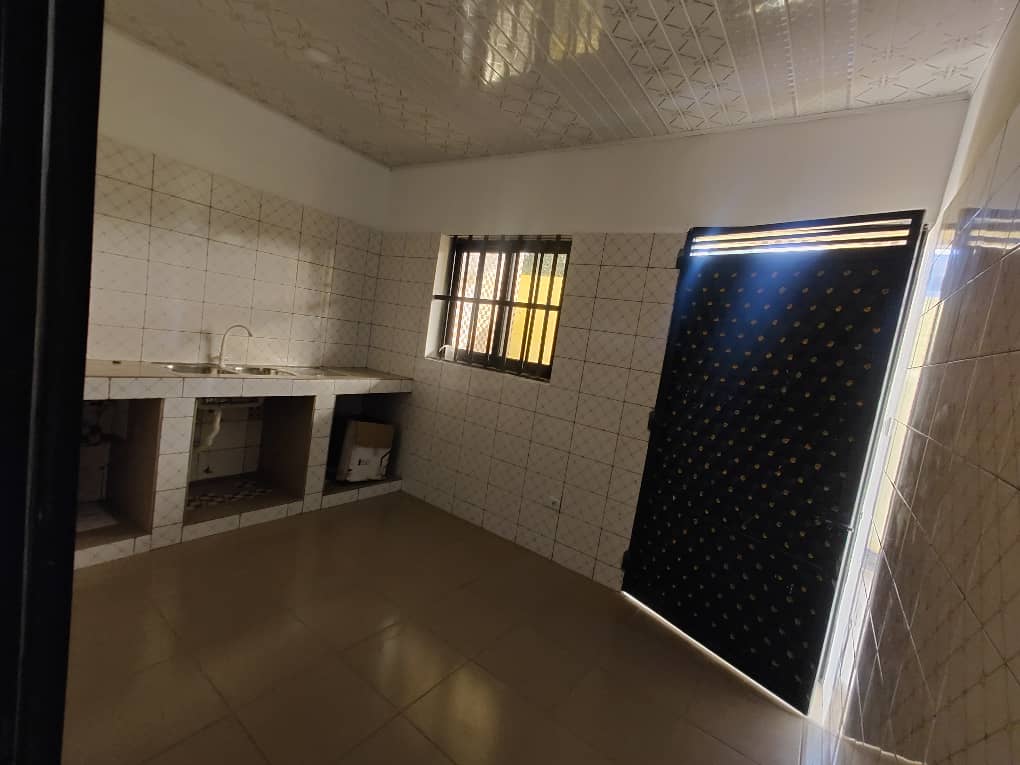 Villa neuve avec 2 appartements en vente à Zanguera – 55 millions FCFA