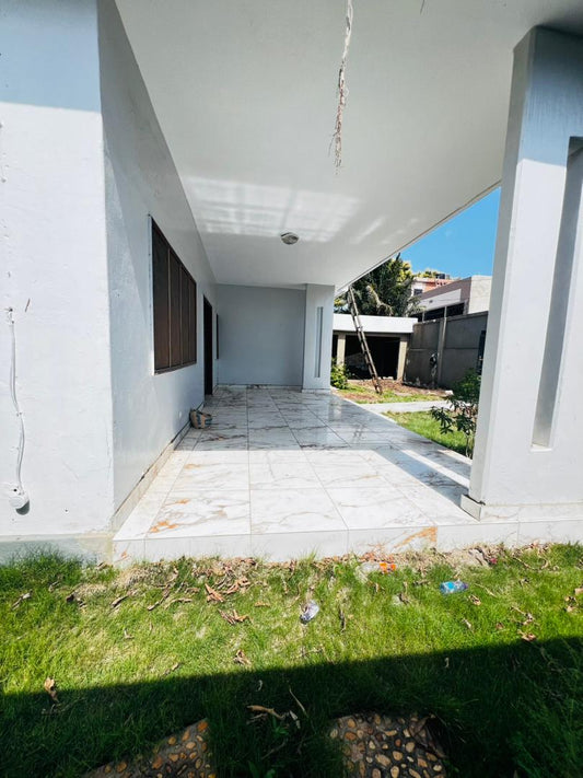 Villa basse 4 chambres à louer à Attikoumé, proche du goudron – 500 000 FCFA