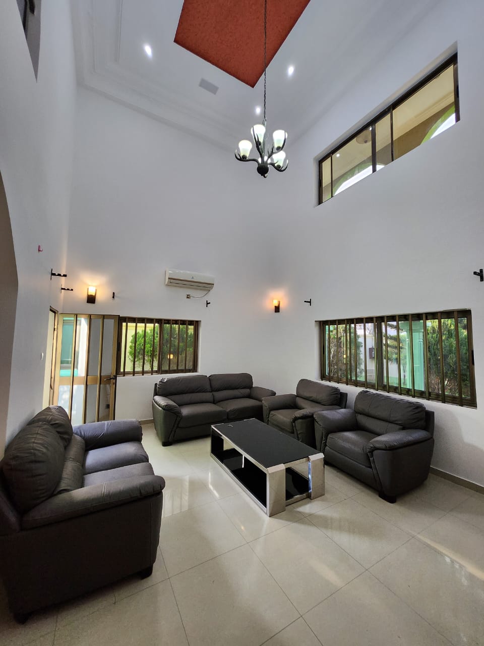 Villa duplex meublée 6 chambres en location à Avépozo – 600000 FCFA par mois