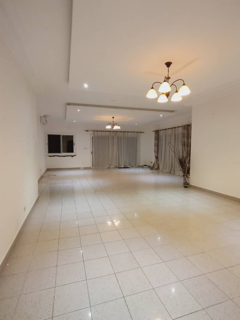 Maison duplex 6 chambres en vente en angle de rue à Baguida – 180 millions FCFA