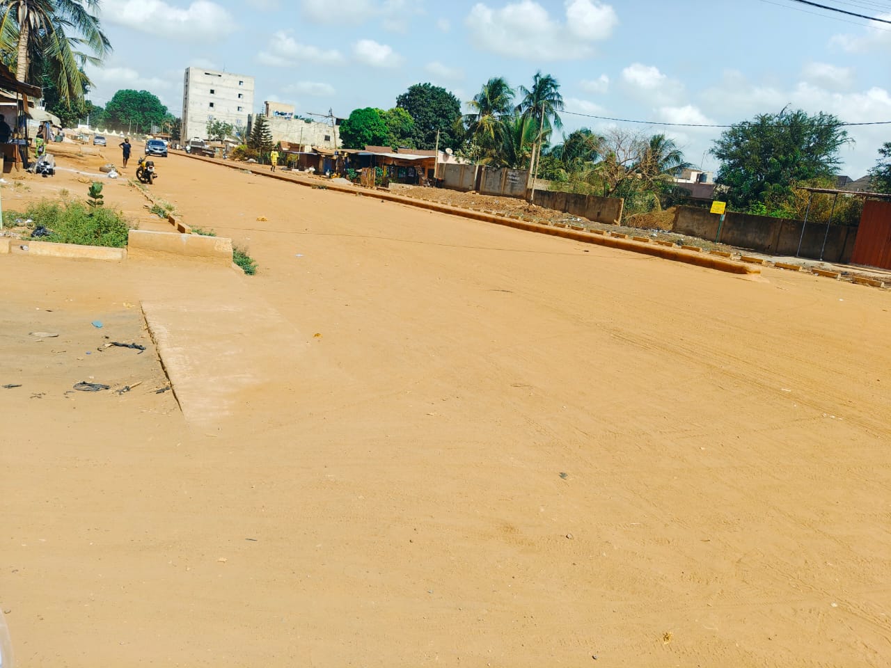 Demi lot en vente à Kegué, proche de l'école américaine et à 200m du goudron – 25 millions FCFA