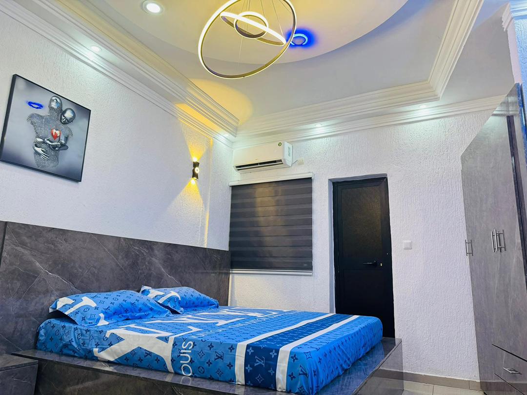 Studio meublé à louer à Totsi – 250000 FCFA