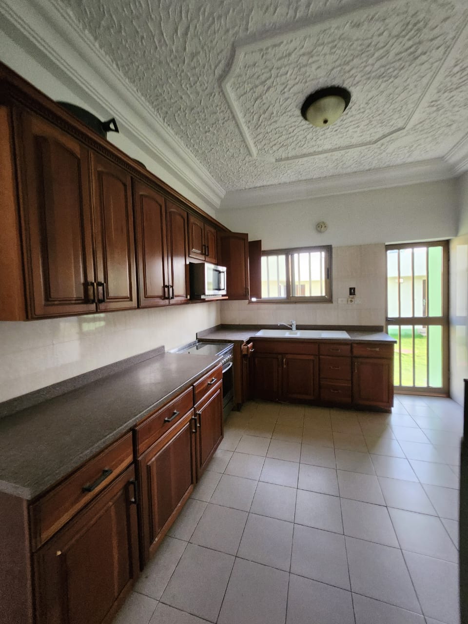 Villa duplex meublée 6 chambres en location à Avépozo – 600000 FCFA par mois