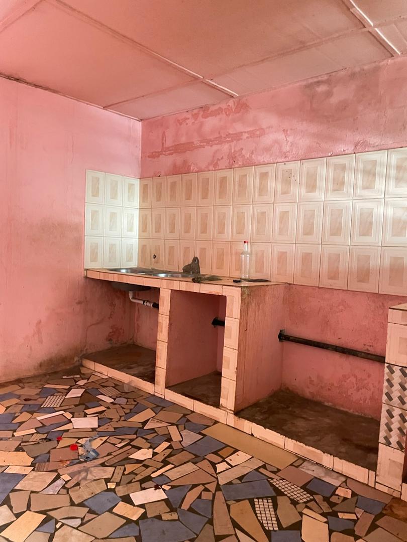 *VILLA A VENDRE A ATTIEGOU*

A vendre une villa bâtie sur un demi lot à el-s Attiégou cour primaire,