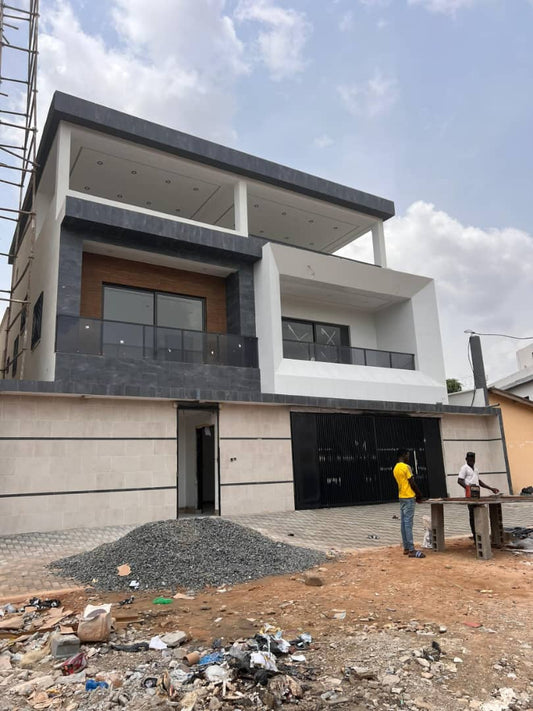 Villa triplex 6 chambres avec piscine à vendre à Djidjolé – 300.000.000 FCFA