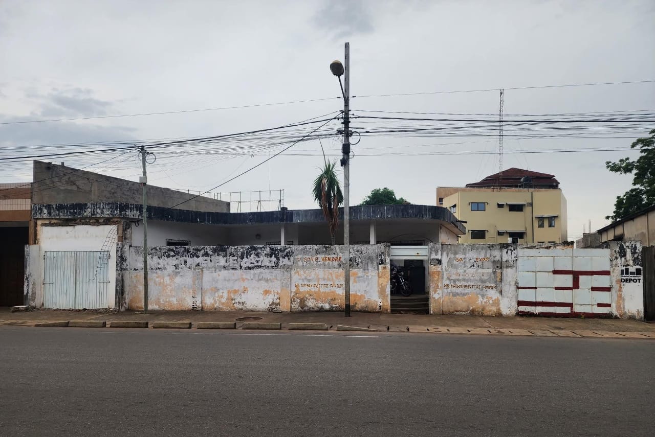 Terrain de 600 m² en vente au centre-ville de Lomé, proche du Palais des Congrès et face à ORA Bank – 220 millions FCFA
