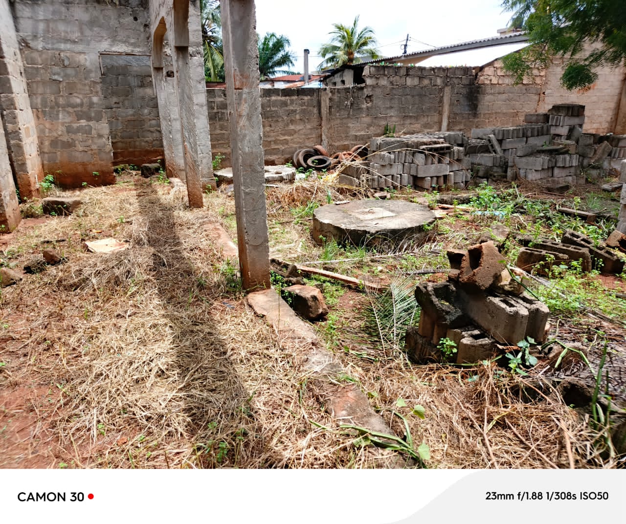 Villa inachevée sur demi lot en vente à Agoè Assiyéyé – Prix à partir de 25 millions FCFA