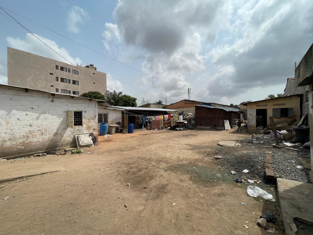 Maison avec studios et boutique en vente en bordure de goudron à Tokoin Cassablanca – 120 millions FCFA