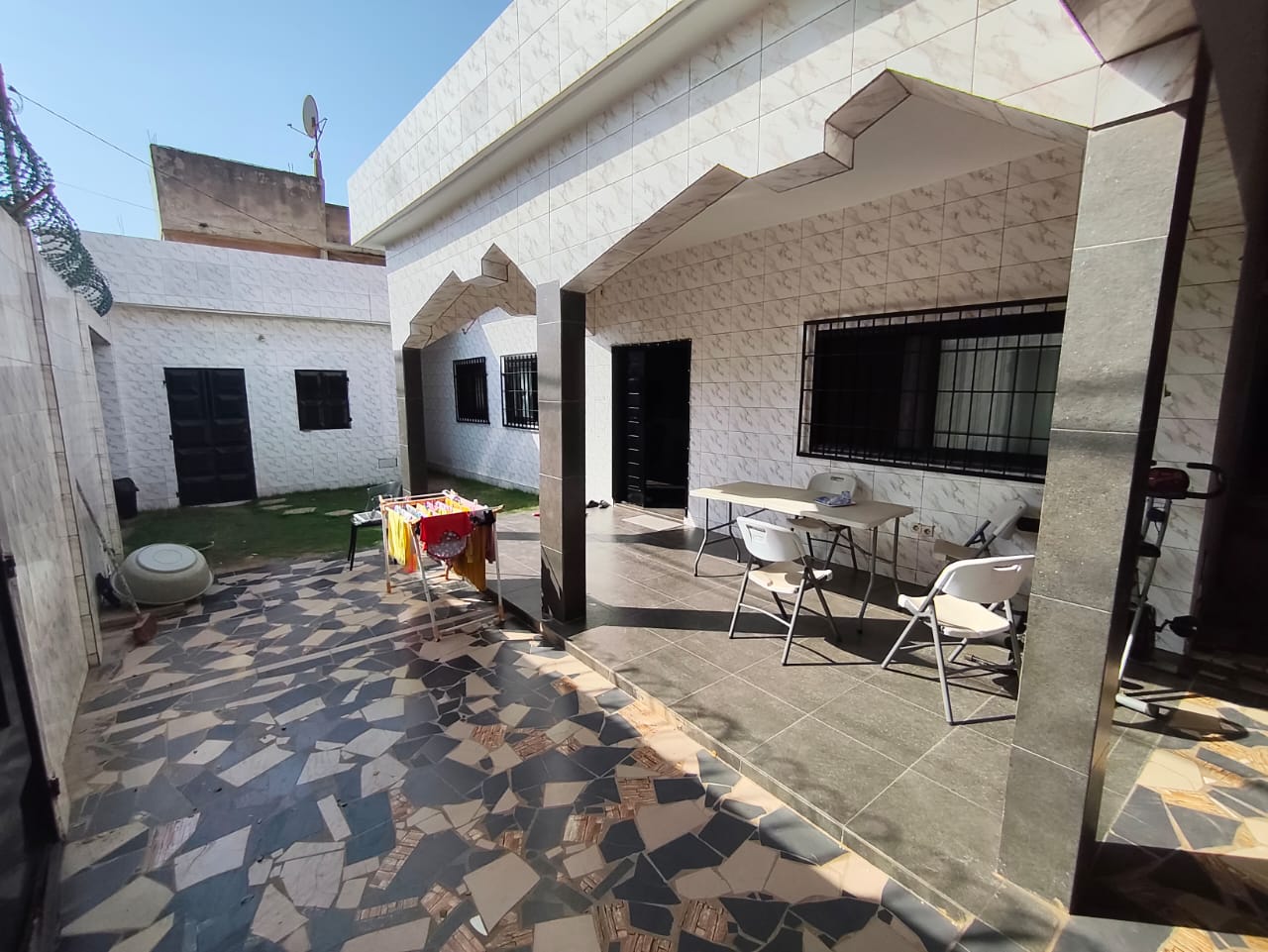 Villa 3 chambres avec boutique et garages en vente à Djidjolé – 65 millions FCFA