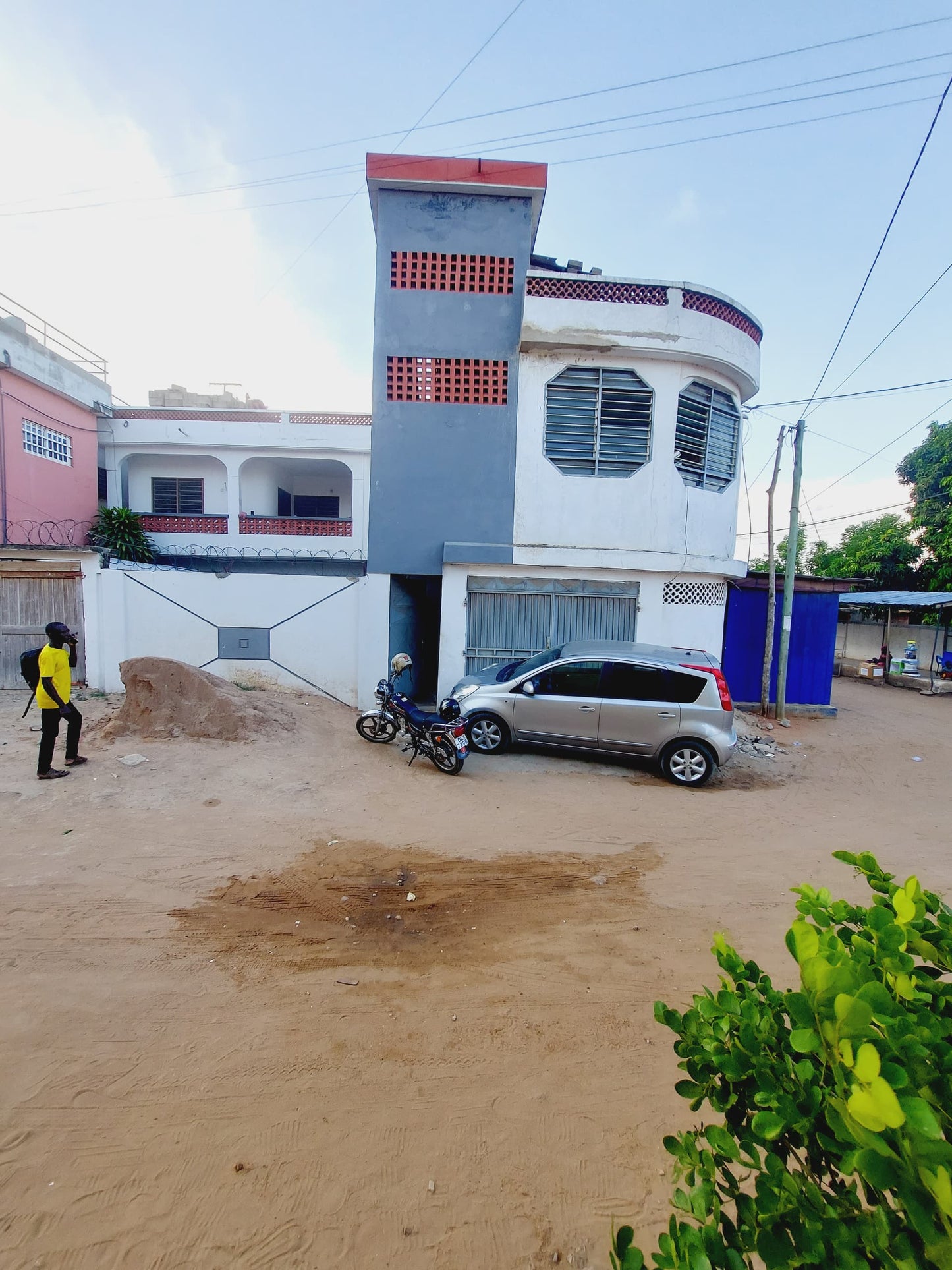 Ancienne maison en angle de rue de 387 m² à vendre à Tokoin Hôpital – 150 millions FCFA