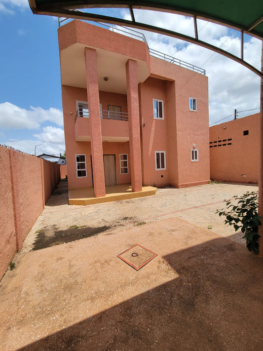 Immeuble avec villa duplex 4 chambres et 4 boutiques en vente à Kégué non loin du Stade – 250 millions FCFA