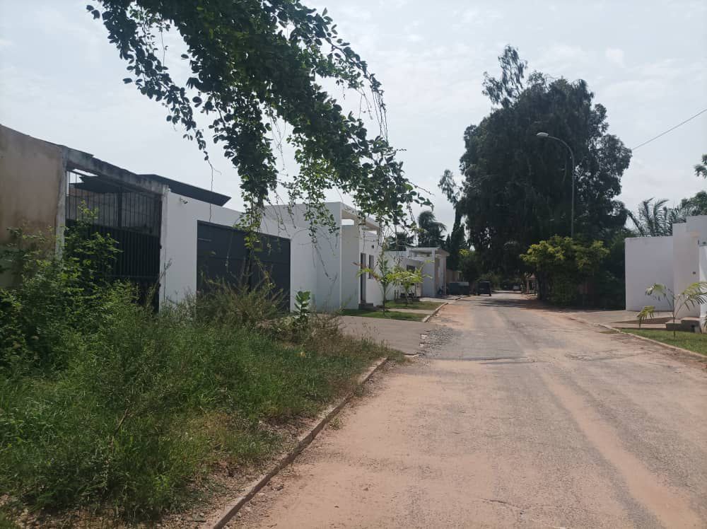 Terrain 1/2 lot à vendre à Cité OUA (Caisse) – 150 millions FCFA
