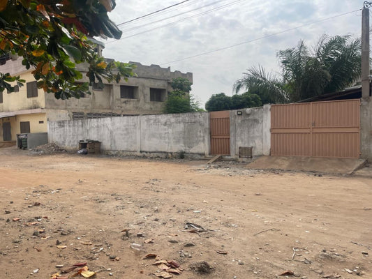 Terrain de 450 m² avec appartement en vente à Agbalepedo – 60 millions FCFA