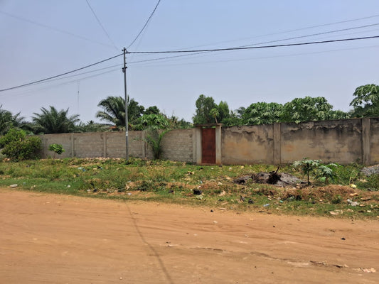 Terrain de 1800 m² en vente à Agoè Kossigan – 40 millions FCFA le lot