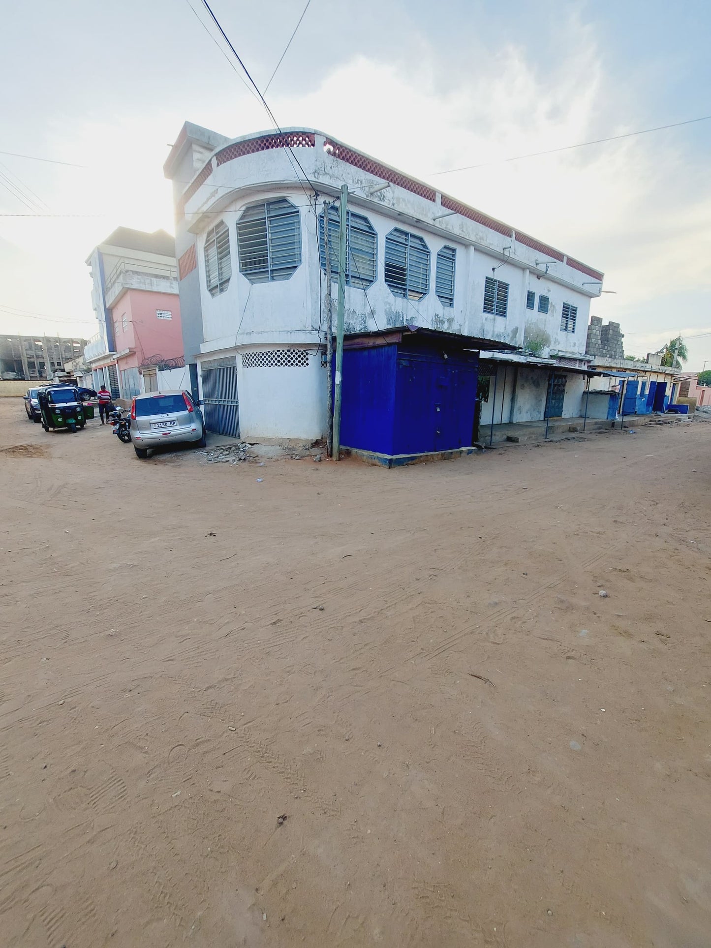 Ancienne maison en angle de rue de 387 m² à vendre à Tokoin Hôpital – 150 millions FCFA