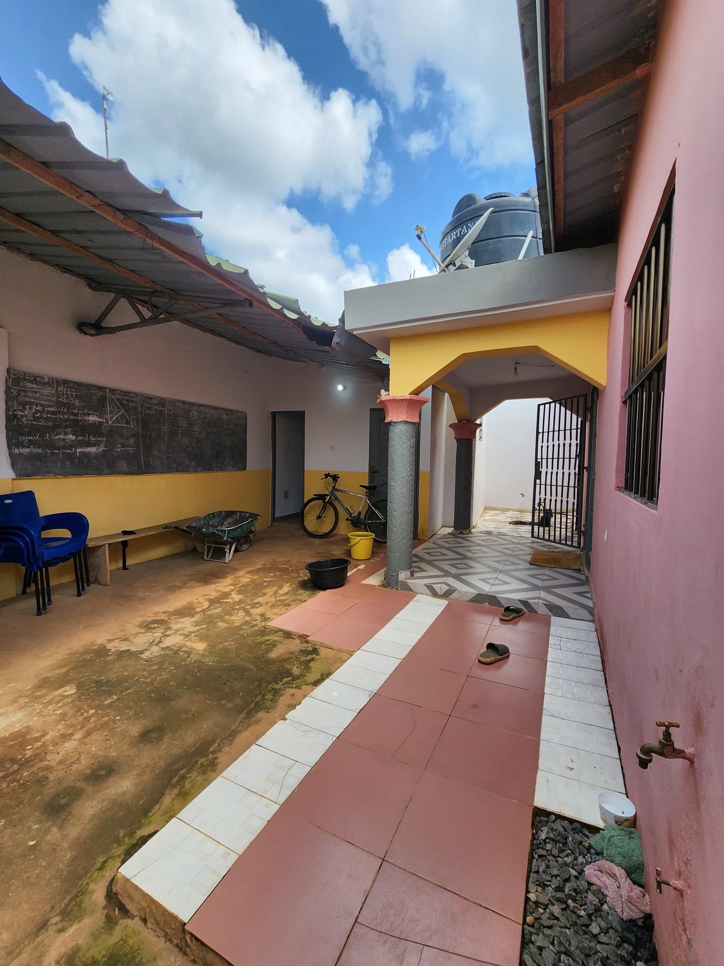 Villa 2 chambres sur quart de lot à vendre à Zanguera Ceet – 18 millions FCFA