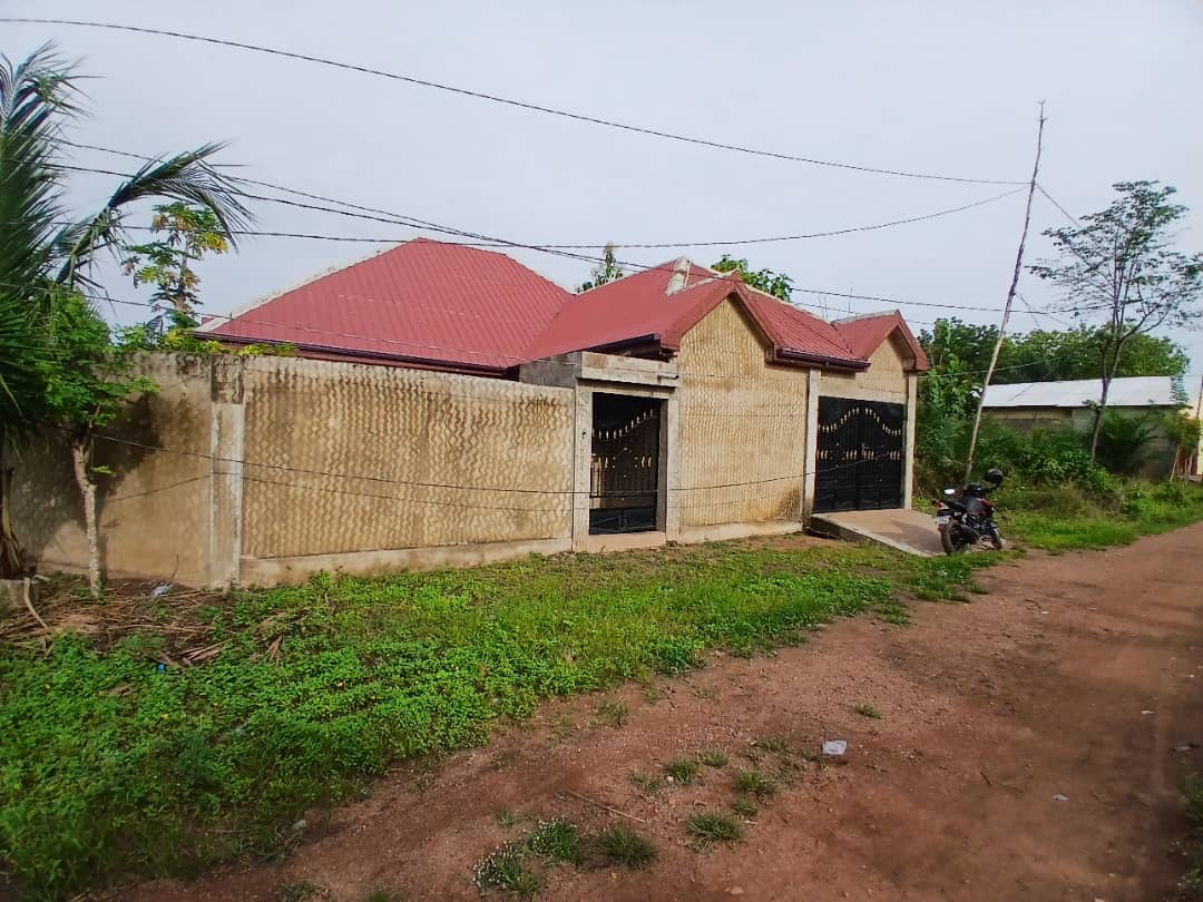 VILLA 5 PIÈCES À VENDRE À KPALIMÉ – 3/4 DE LOT | TAMPON OTR