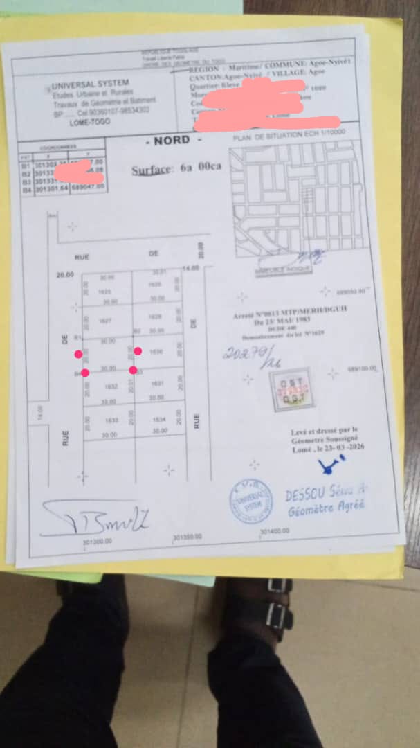 Terrain de 300 m² en vente à Agoe Assiyeye Carrefour Bleu – 22 millions FCFA