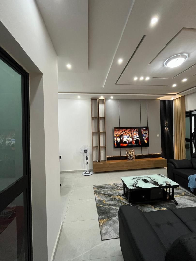 Appartement meublé 2 chambres en location en bord du goudron à Djidjolé – 500 000 FCFA/mois