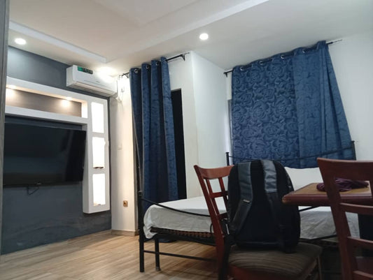 Studio meublé à louer avec balcon au deuxième étage à Adidogomé Douane Lycée Technique – 150 000 FCFA/mois