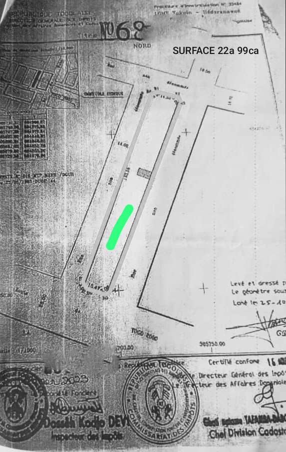 Terrain de 3 lots et 3/4 collés clos en angle de 4 rues en bordure de goudron à Kégué – 200 millions FCFA