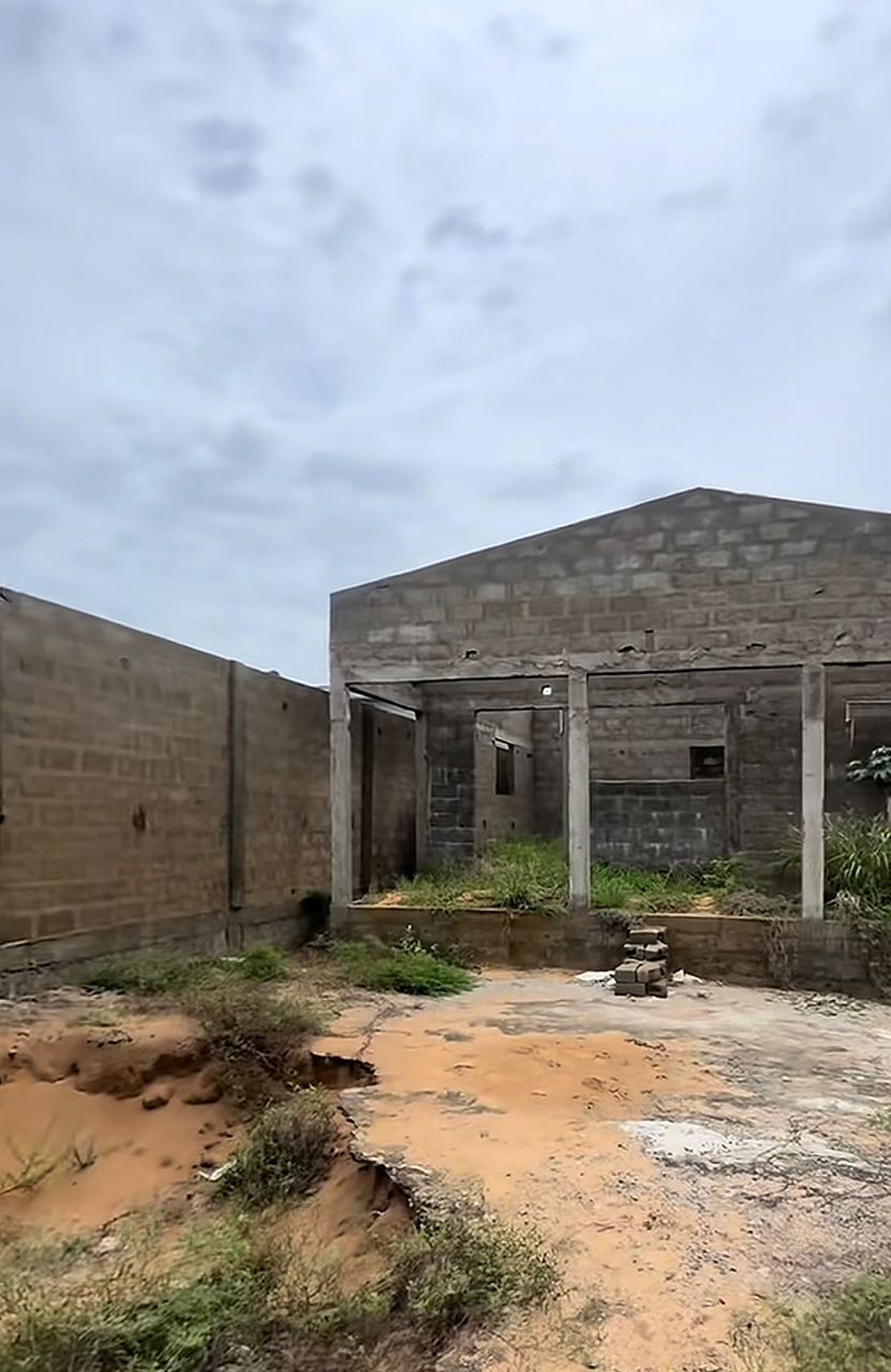 Villa 2 chambres en vente sur demi lot à Gbodjomé – 10 millions FCFA