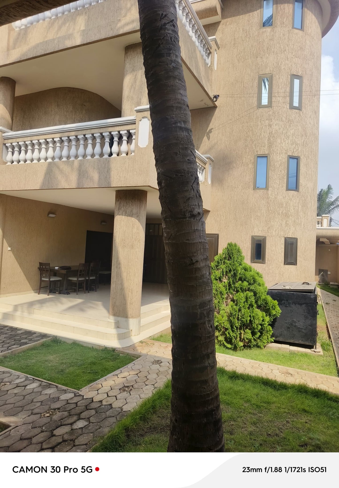 RÉSIDENCE 11 PIÈCES À VENDRE À NYÉKONAKPOÈ – 900 m² | TITRE FONCIER