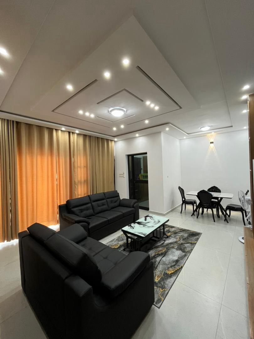 Appartement meublé 2 chambres en location en bord du goudron à Djidjolé – 500 000 FCFA/mois