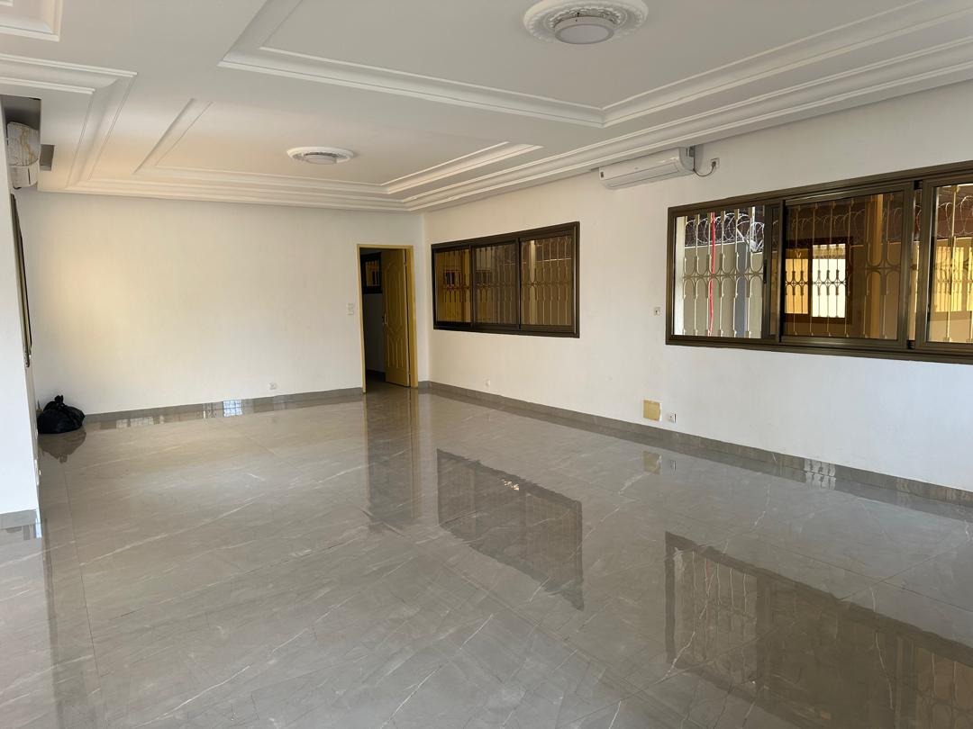 Villa 7 chambres à louer dans la zone de l'Aéroport, non loin du mèche Amina – 800000 FCFA