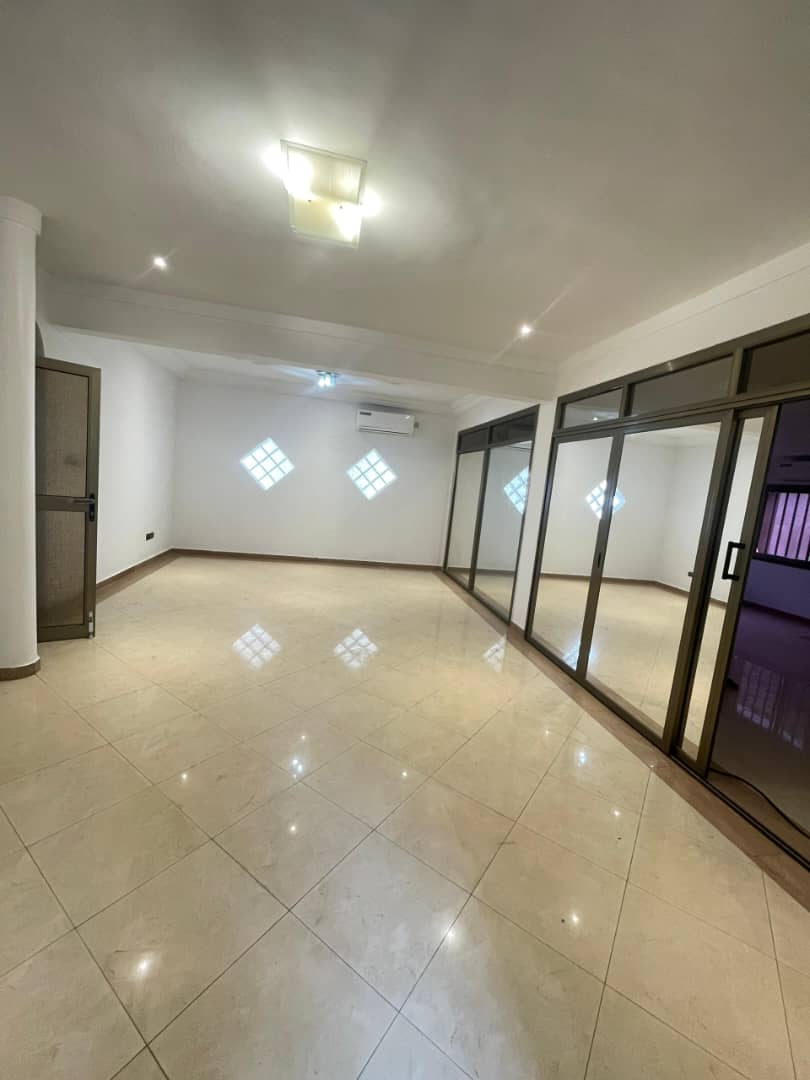 Villa basse à louer à La Caisse – 1.300.000 FCFA