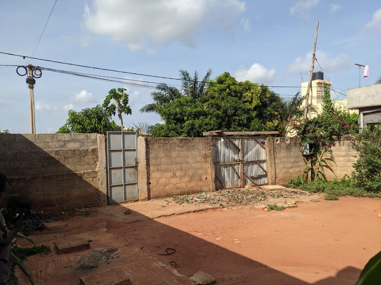 Terrain d'un demi-lot clôturé avec 2 pièces en vente à Agoè Sogbossito – 20 millions FCFA