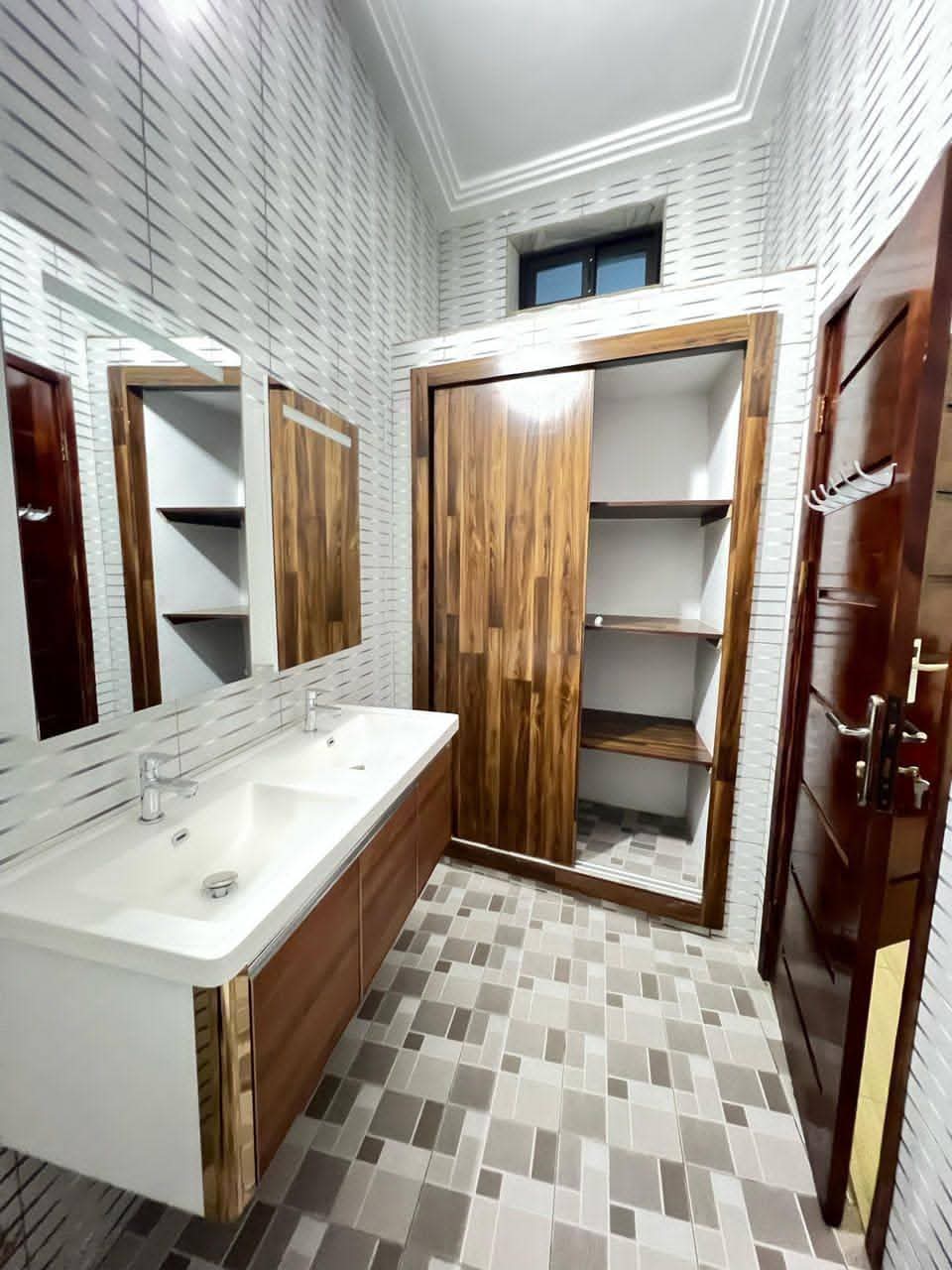 Appartement studio meublé haut de gamme à louer à Attikoumé – 250 000 FCFA