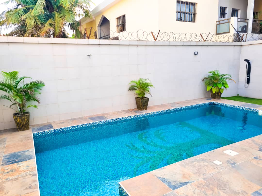 Villa triplex 4 chambres avec piscine en vente à Baguida – 280 millions FCFA