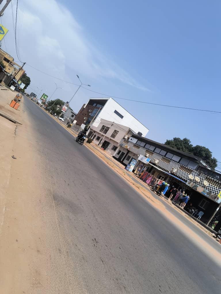 Terrain en vente en bordure de goudron à Attikoumé Adinomoto – 190 millions FCFA