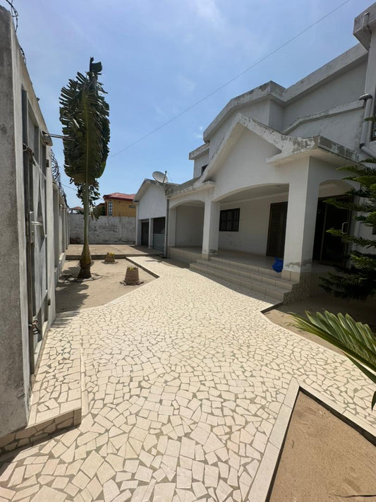 Villa 6 chambres en vente à Baguida - Avépozo – 125 millions FCFA