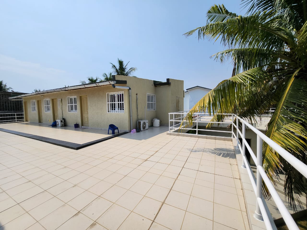 Maison duplex 6 chambres en vente en angle de rue à Baguida – 180 millions FCFA