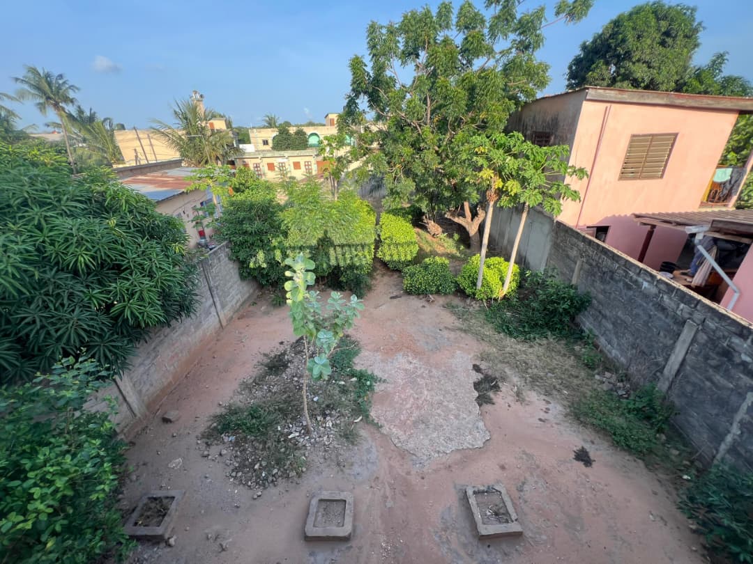 Demi lot avec bâtiment d'une chambre salon à vendre à Klikamé – 38 millions FCFA