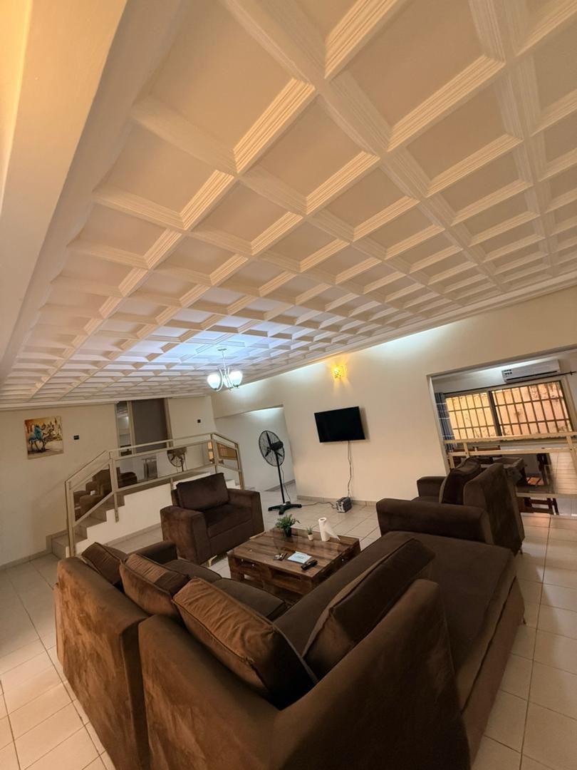 Villa meublée 3 chambres salon en location à Tokoin Soted – 1 000 000 FCFA/mois