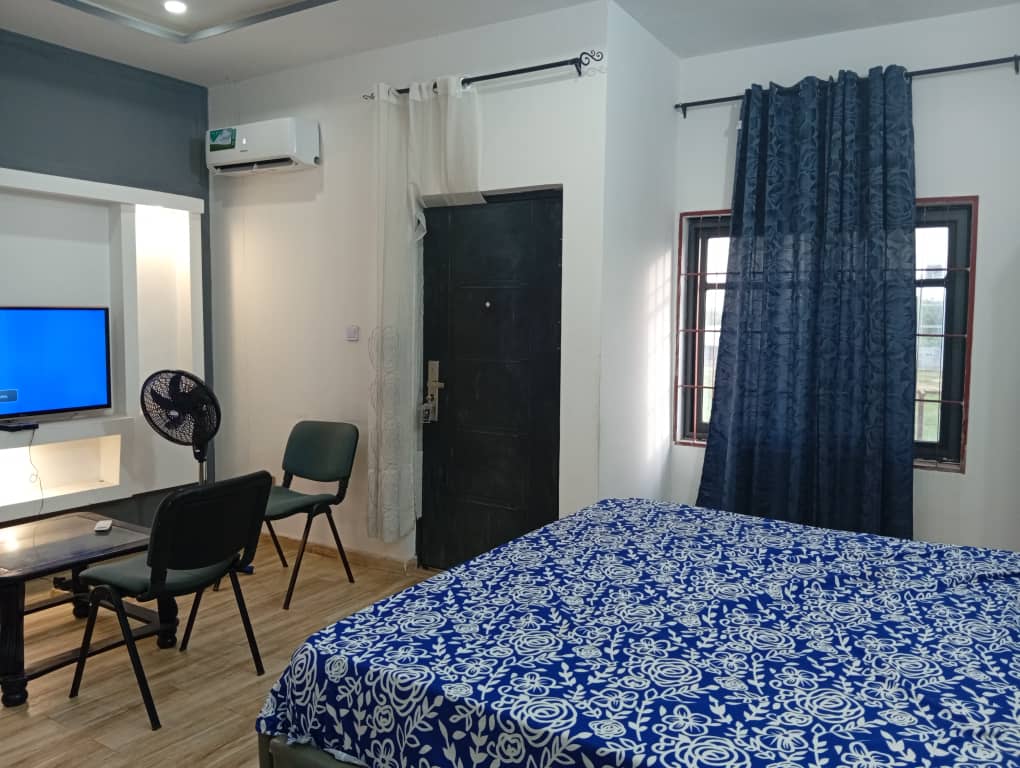 Studio meublé à louer avec balcon au deuxième étage à Adidogomé Douane Lycée Technique – 150 000 FCFA/mois