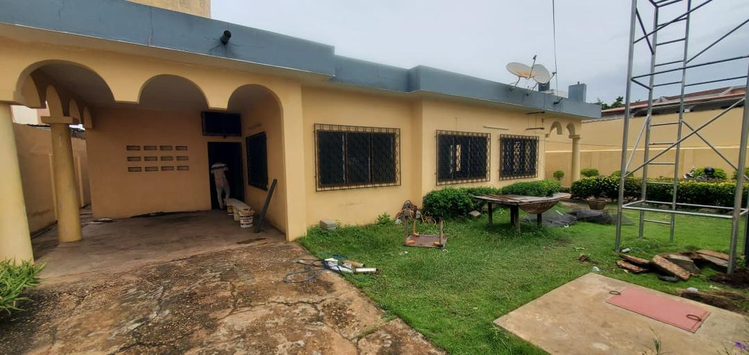 Villa basse 4 chambres en vente à Tokoin Forever – 130 millions FCFA