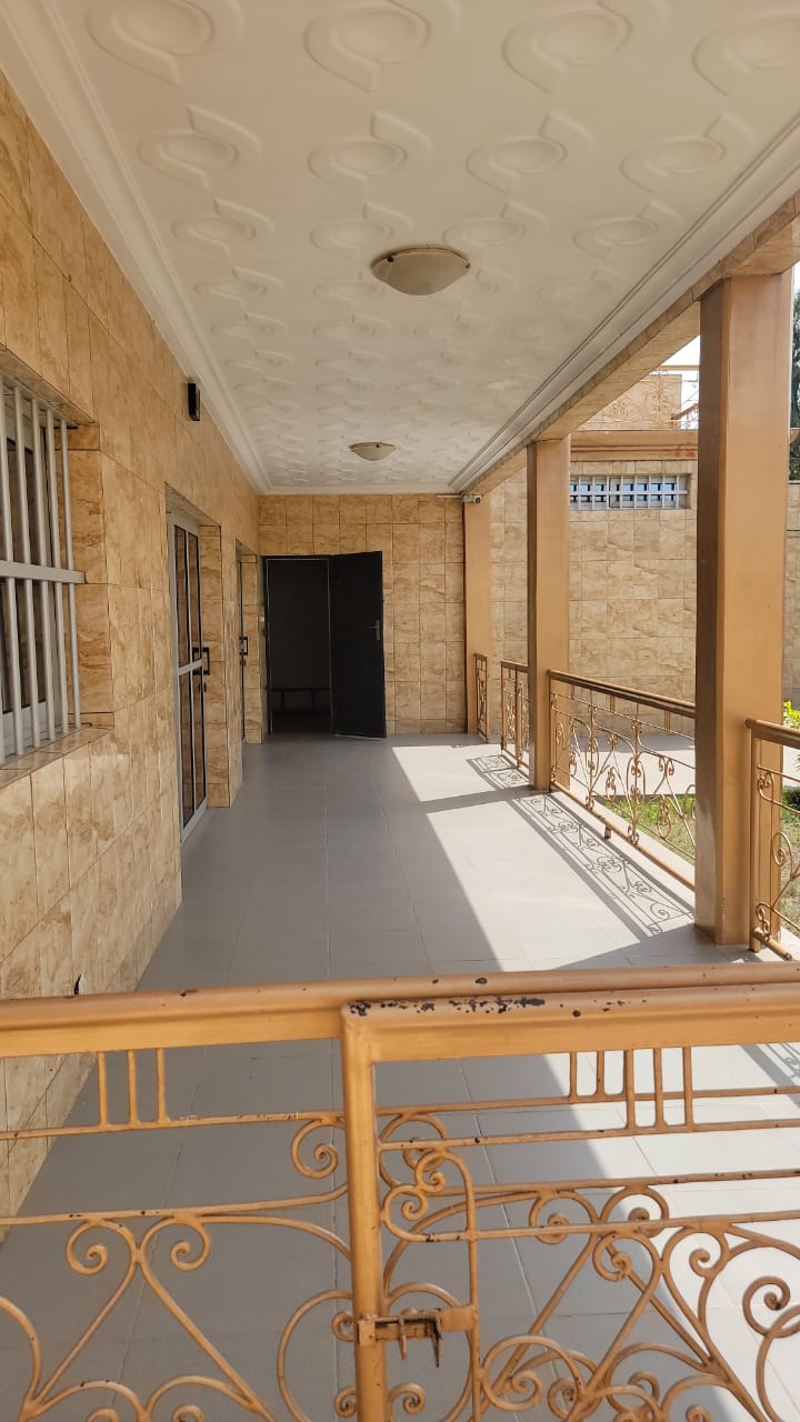 Villa R+1 de 5 chambres en vente à Totsi – 100 millions FCFA