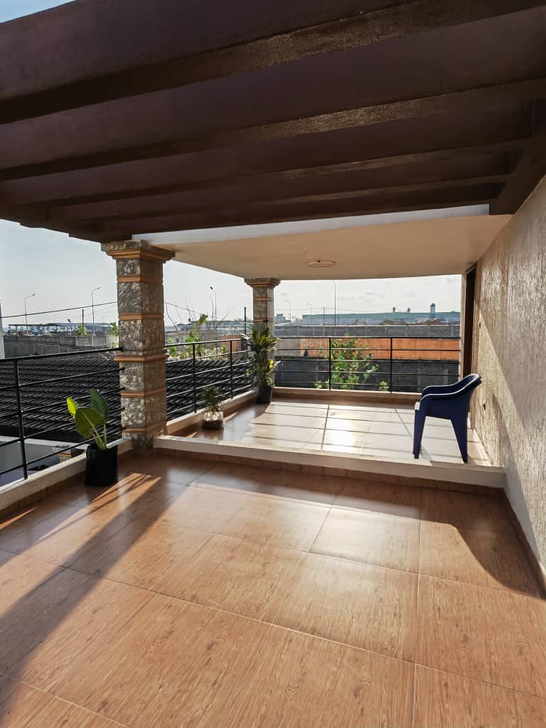 Villa meublée 3 chambres à louer à Baguida – 750000 FCFA