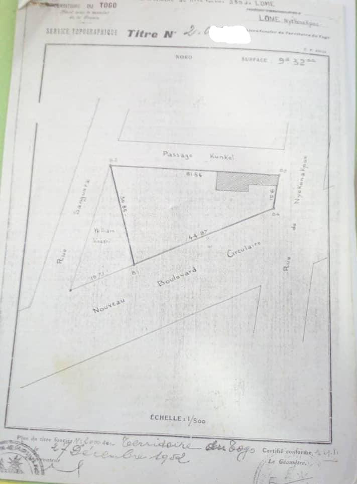 Immeuble sur 2 lots en angle de 4 rues à vendre au bord du goudron à Nyekonakpoè – 900 millions FCFA