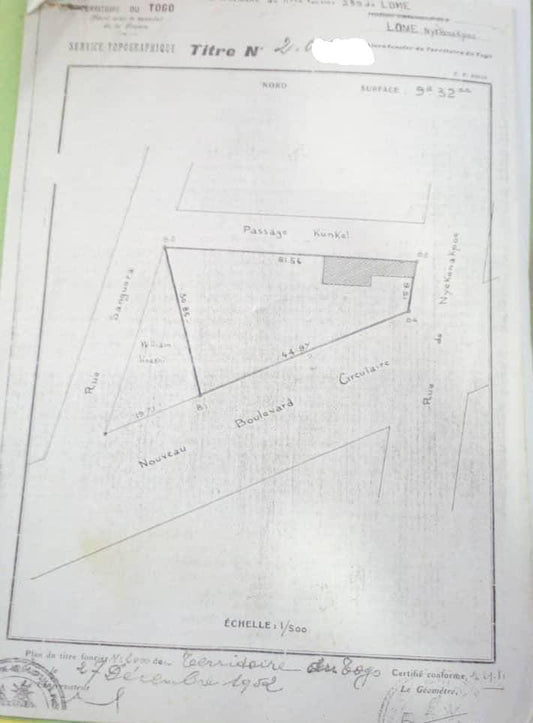 Immeuble sur 2 lots en angle de 4 rues à vendre au bord du goudron à Nyekonakpoè – 900 millions FCFA