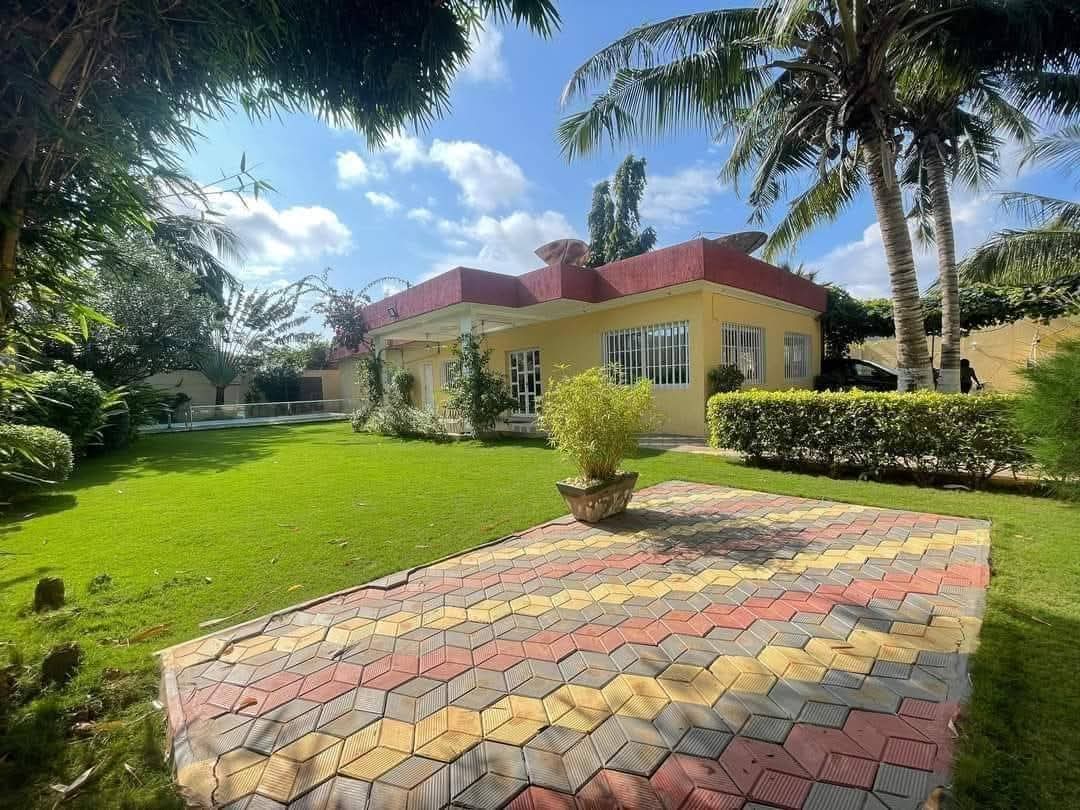 VILLA 4 PIÈCES AVEC PISCINE À LOUER – RÉSIDENCE DE LA CAISSE