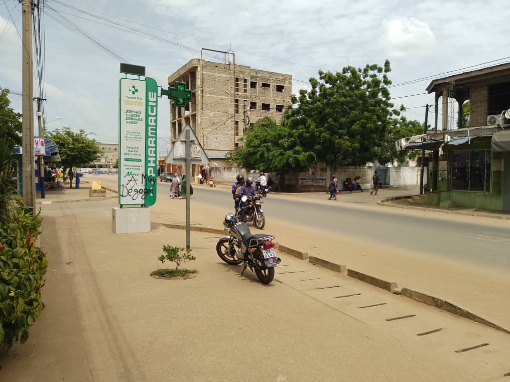 Terrain de 450 m² en vente en bord du goudron à Tokoin Ramco – 75 millions FCFA