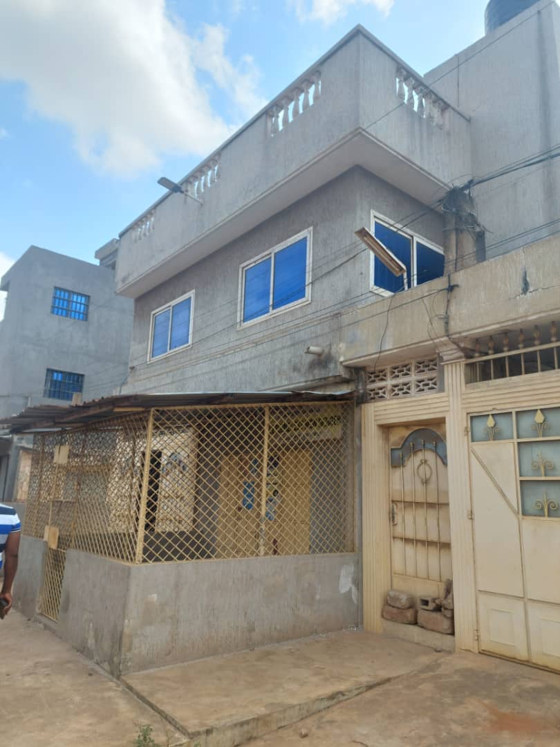 Villa duplex sur demi lot à vendre à Agoè La Source – 105 millions FCFA