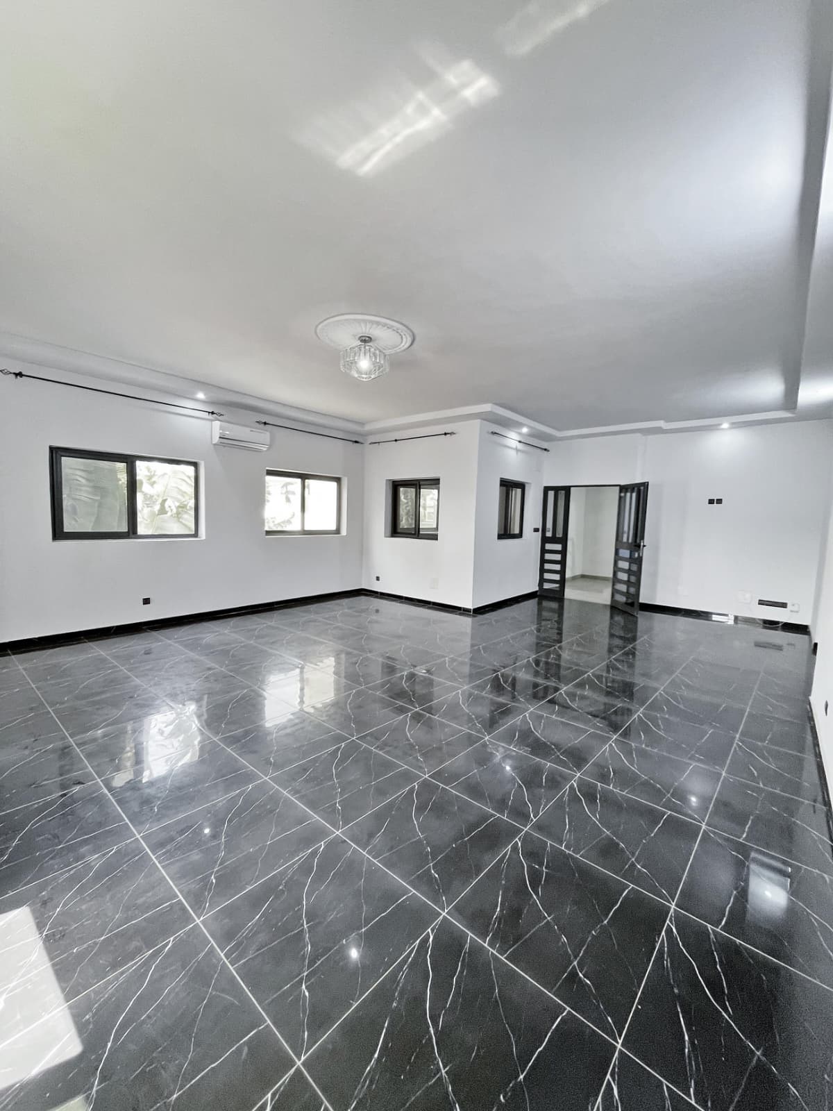 Villa duplex 3 chambres à louer à Sito Aéroport – 450000 FCFA